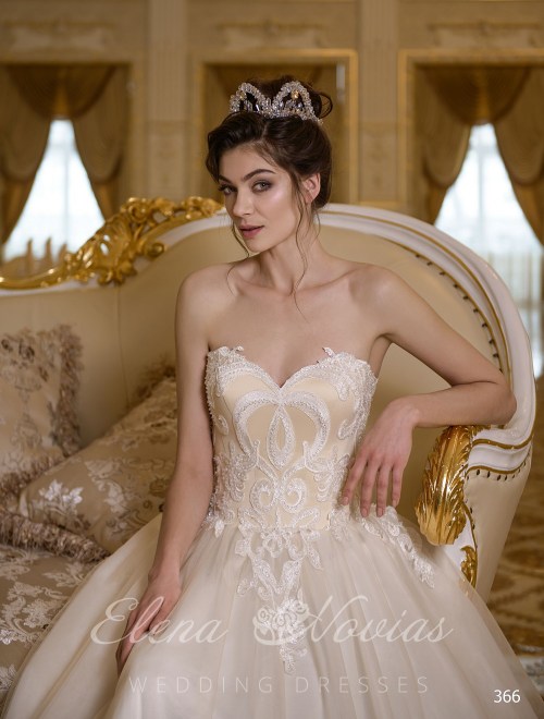 Бежевое свадебное платье корсетом «сердечко» от ElenaNovias 366